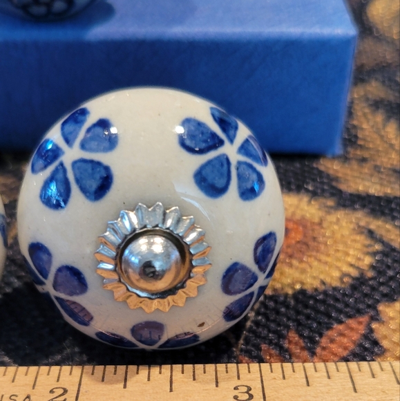 Hand painted Ceramic drawer pulls. Set of 3.. Blue.. New. Very Pretty - Picture 4 of 5